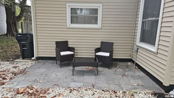 15 N 13TH AVE, Canton, IL 61520