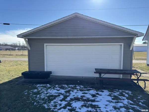105 W HIGH ST, London Mills, IL 61544