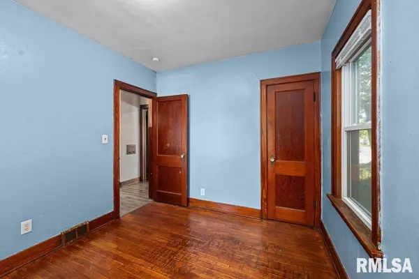 3162 ROCKINGHAM RD, Davenport, IA 52802