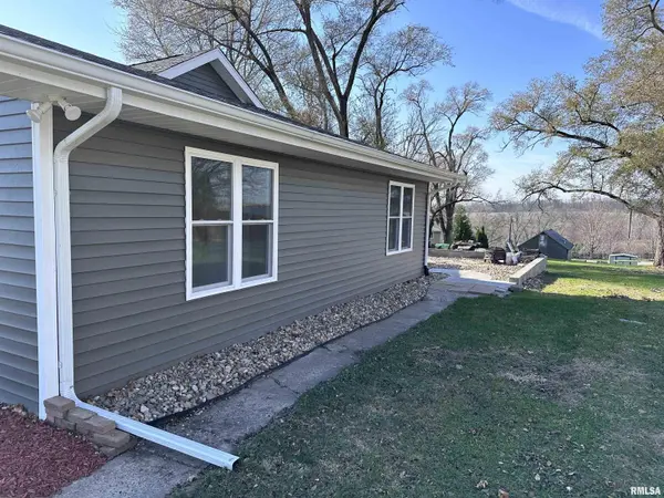 810 HACKER ST, Buffalo, IA 52728