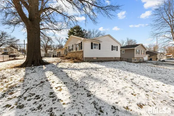 204 1ST ST, Donahue, IA 52746