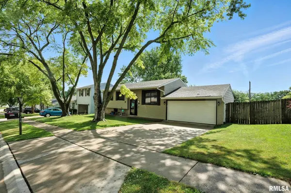 3394 CLEARWATER DR, Bettendorf, IA 52722