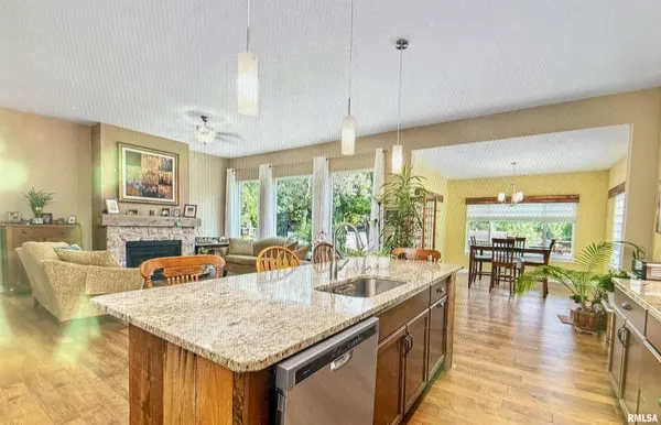 2509 PHEASANT CREEK CIR, Davenport, IA 52807