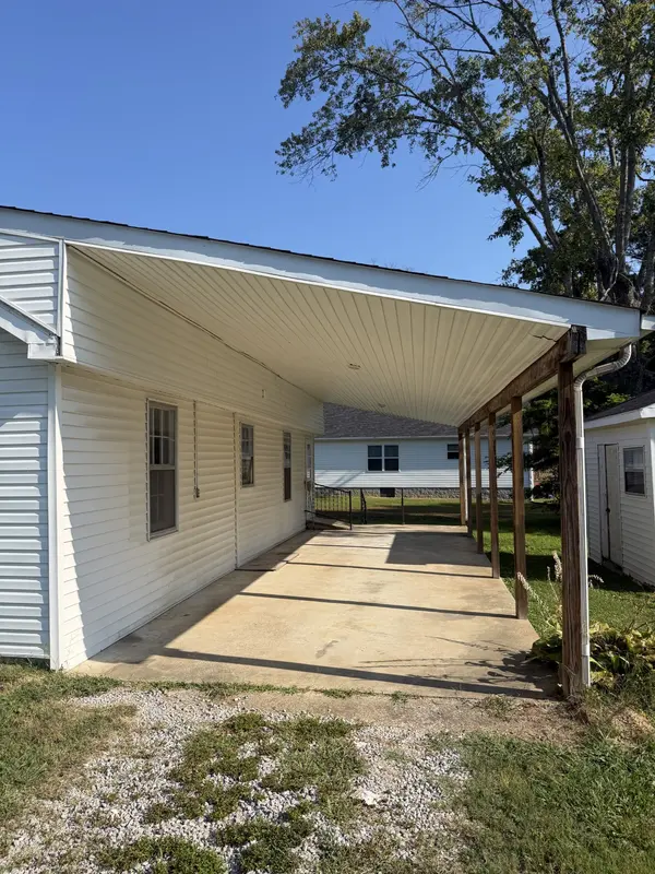 429 W 3rd Ave, Hohenwald, TN 38462