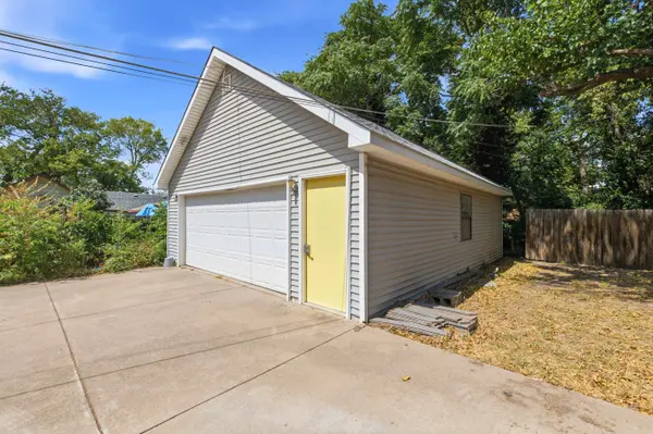 3240 E Country Club Pl, Wichita, KS 67208