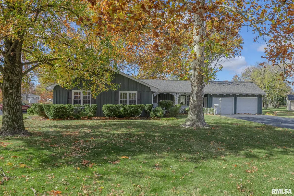 106 LAKEVIEW DR, Carlinville, IL 62626