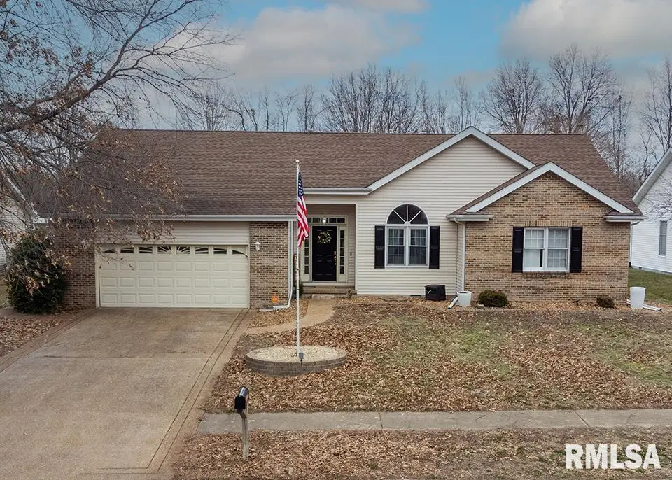 4328 Woodglen LN, Mt Vernon, IL 62864