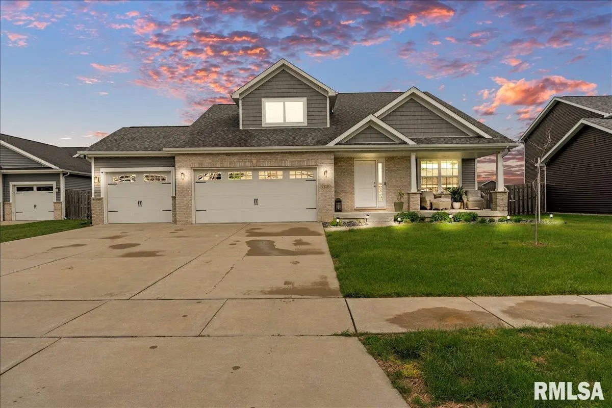 815 Garvey LN, Chatham, IL 62629