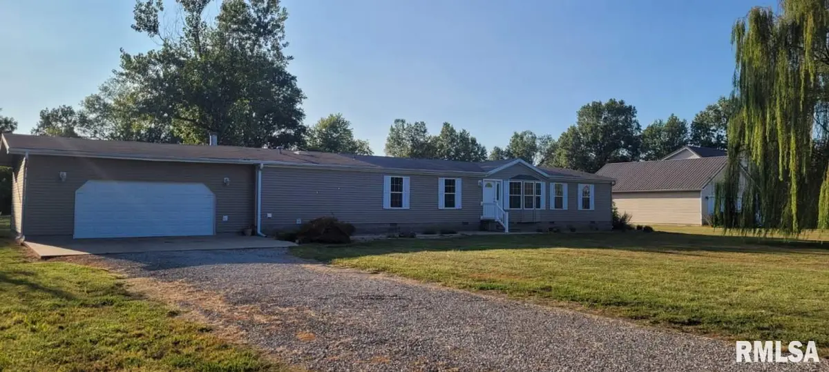 1355 COLLEGE AVE, Salem, IL 62881