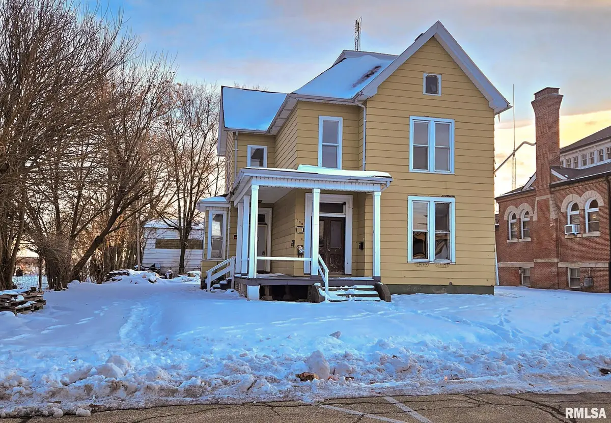 230 E CHESTNUT ST, Canton, IL 61520