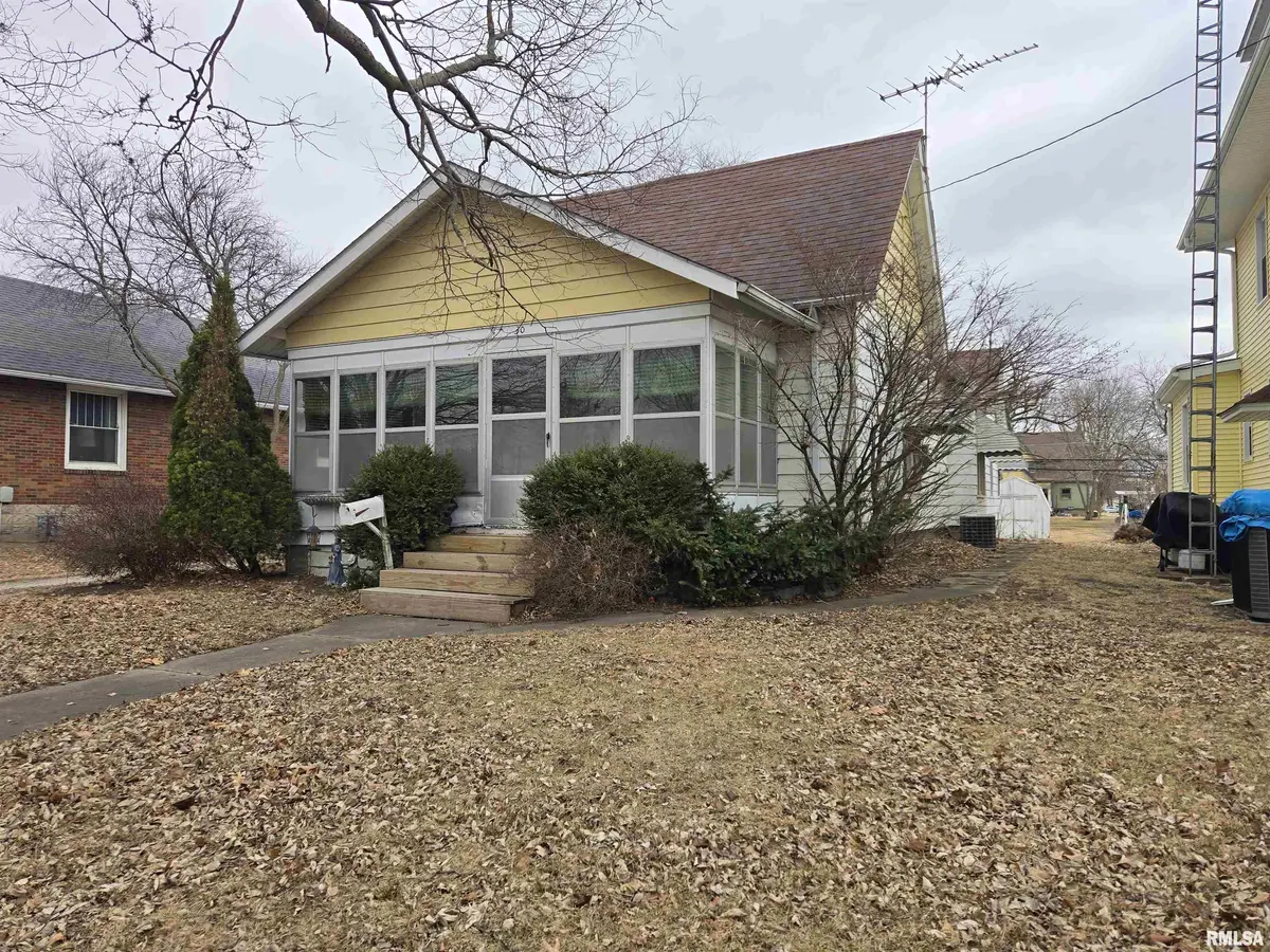 30 N ADAMS ST, Carthage, IL 62321