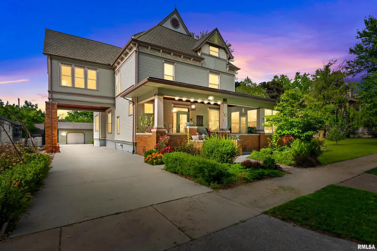 207 W 3RD ST, Delavan, IL 61734