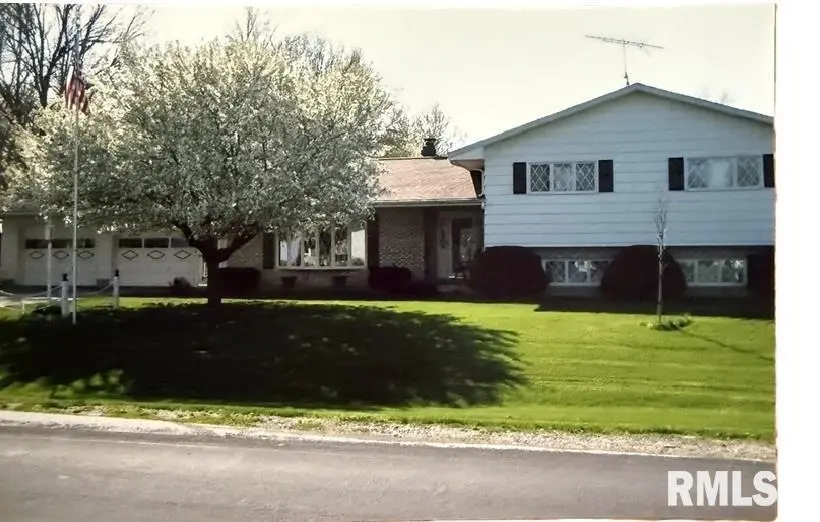 4 HILLCREST DR, Bushnell, IL 61422