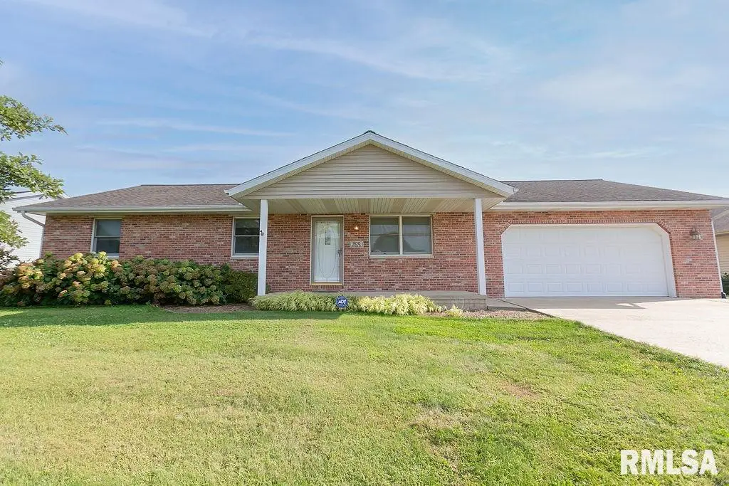900 DENNIS DR, Eureka, IL 61530