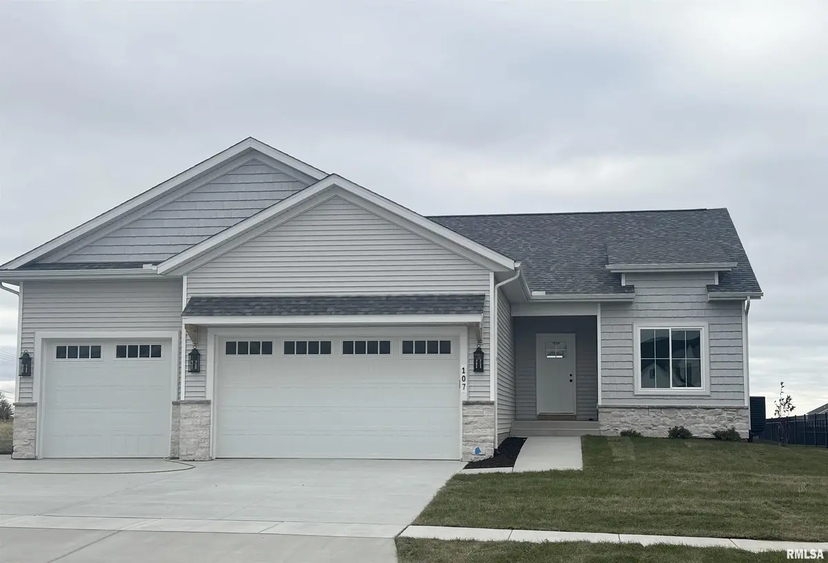107 W TORREY PINES DR, Eldridge, IA 52748