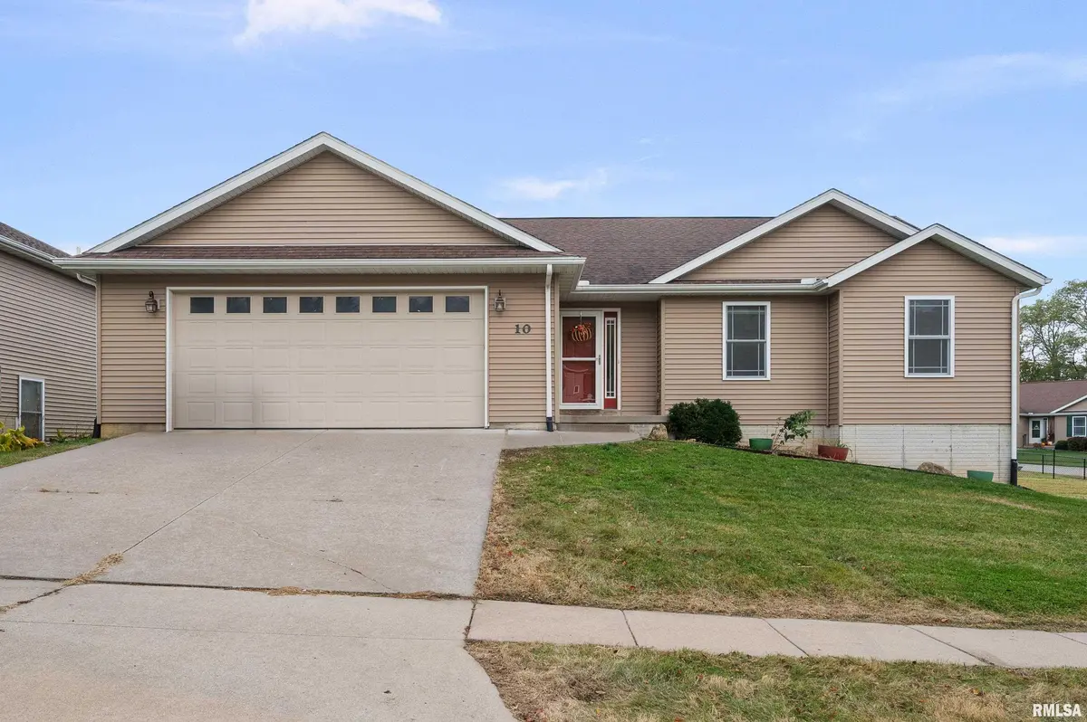 10 OAKLEY DR, Le Claire, IA 52753