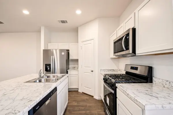 599 Arnold LOOP #B, Kyle, TX 78640