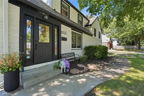 6920 Walmer ST, Overland Park, KS 66204