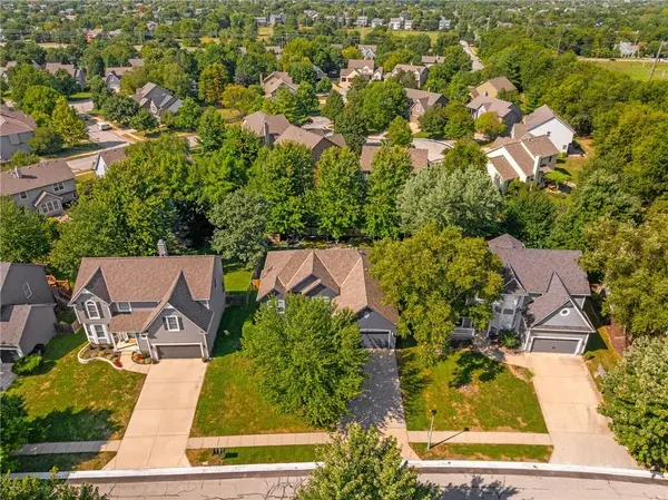 15924 W 160th TER, Olathe, KS 66062