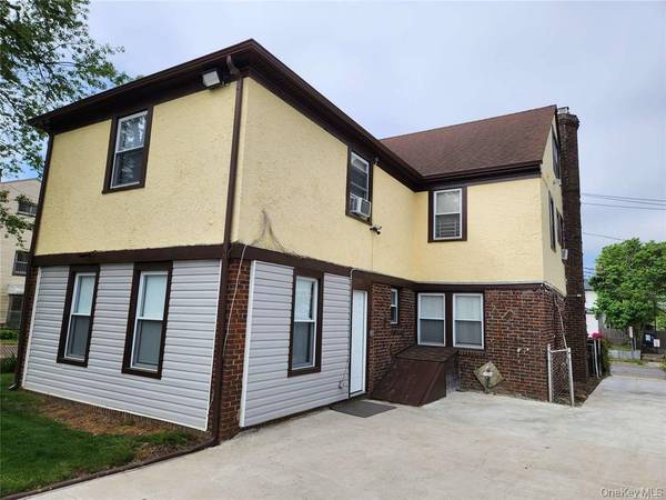 21 Nassau PL, Hempstead, NY 11550