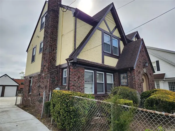21 Nassau PL, Hempstead, NY 11550