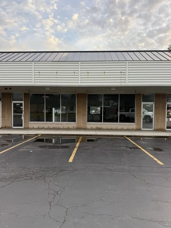 660 W Lake ST, Roselle, IL 60172