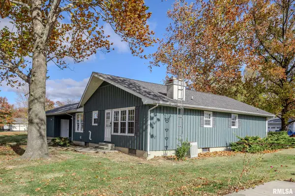 106 LAKEVIEW DR, Carlinville, IL 62626