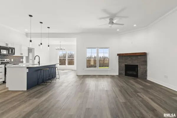 72 Moonlight CT, Chatham, IL 62629