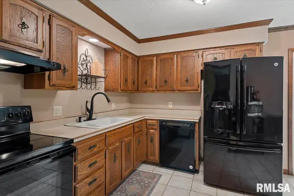 529 WOODLAND DR, Chatham, IL 62629