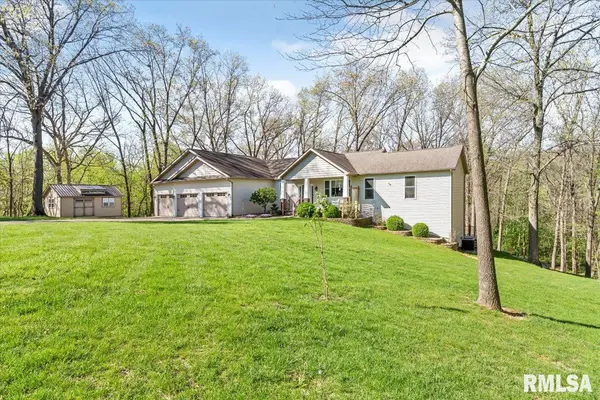 603 Loft LN, Athens, IL 62613