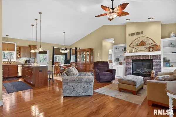 603 Loft LN, Athens, IL 62613