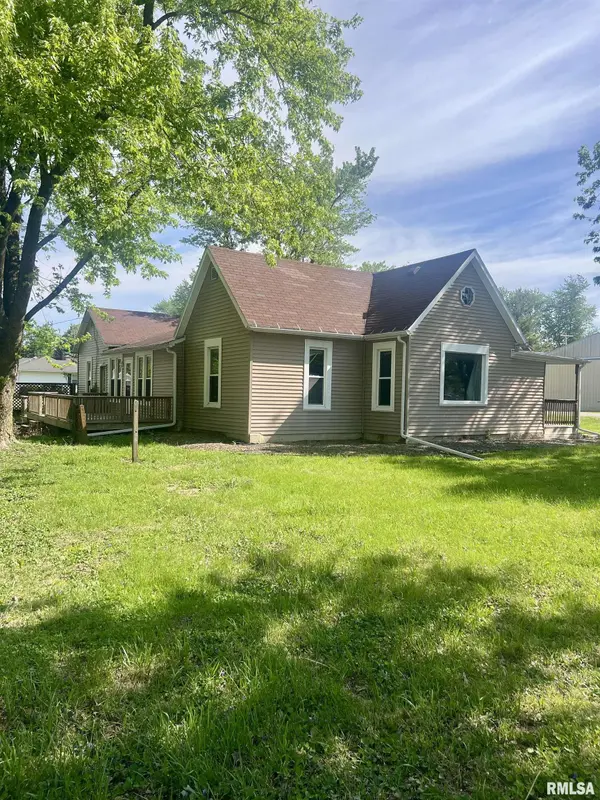 101 N CEDAR ST, Bowen, IL 62316