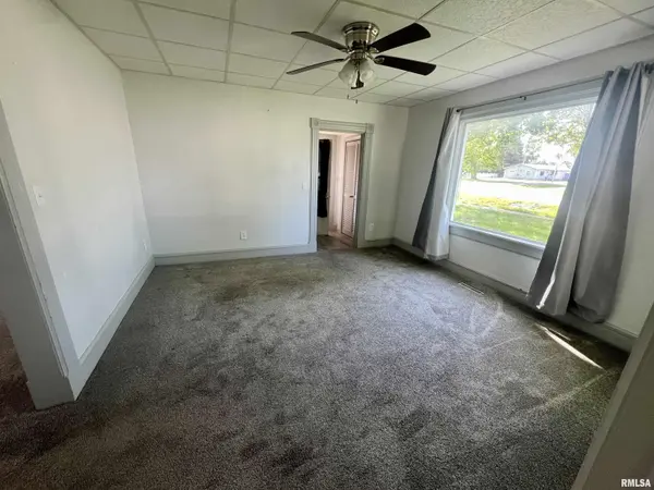 101 N CEDAR ST, Bowen, IL 62316
