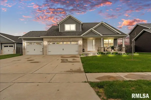 815 Garvey LN, Chatham, IL 62629