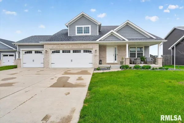 815 Garvey LN, Chatham, IL 62629