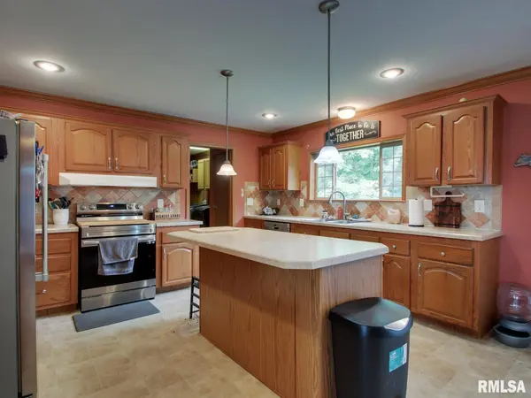 4 ORCHARD DR, Barry, IL 62312