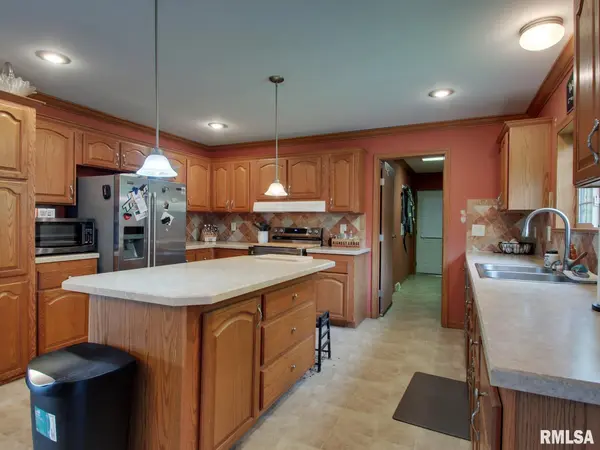4 ORCHARD DR, Barry, IL 62312