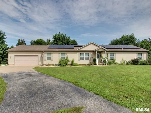 4 ORCHARD DR, Barry, IL 62312