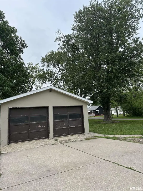 411 E NORTH ST, Knoxville, IL 61448