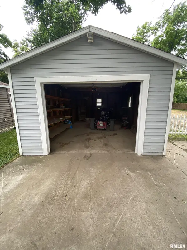 111 E Piper ST, Bluffs, IL 62621