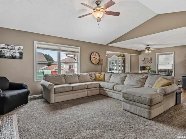 306 Osteen LN, Chatham, IL 62629