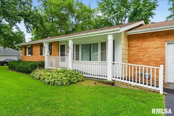 1 OAKWOOD LN, Auburn, IL 62615