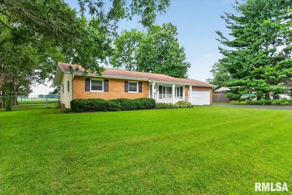 1 OAKWOOD LN, Auburn, IL 62615