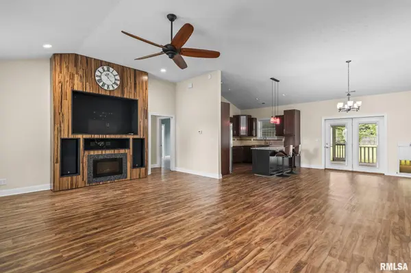 203 Barn Hollow DR, Athens, IL 62613