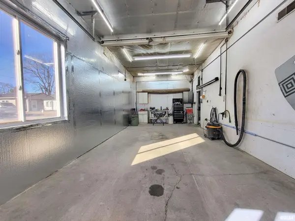 1005 E NORTH AVE, Flora, IL 62839