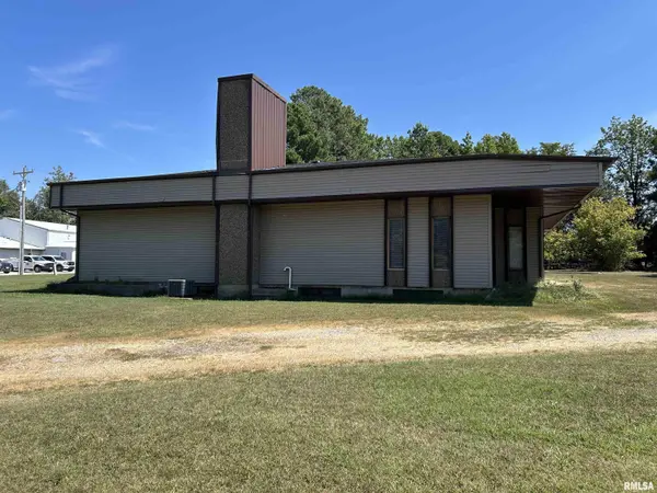 1610 N BROADWAY ST, Salem, IL 62881