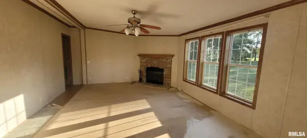 1355 COLLEGE AVE, Salem, IL 62881
