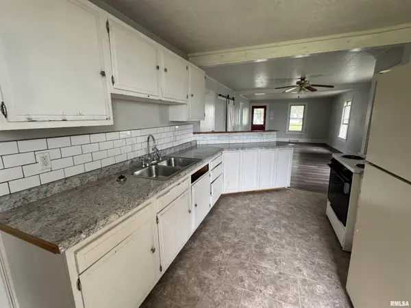 906 E LOCUST ST, Canton, IL 61520