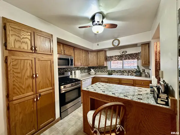 325 LAWNDALE AVE, Creve Coeur, IL 61610