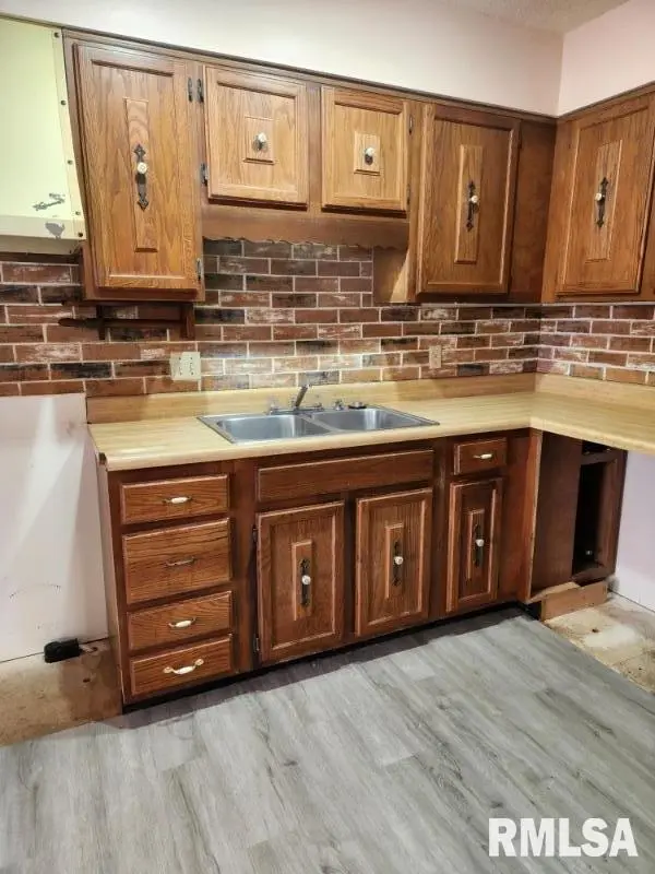 1 CEDAR DR, Macomb, IL 61455